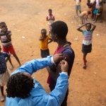 L’Ue tende solo un dito all’Africa: vaccini in sei Paesi, ma no ai brevetti