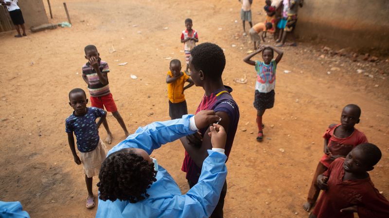 L’Ue tende solo un dito all’Africa: vaccini in sei Paesi, ma no ai brevetti