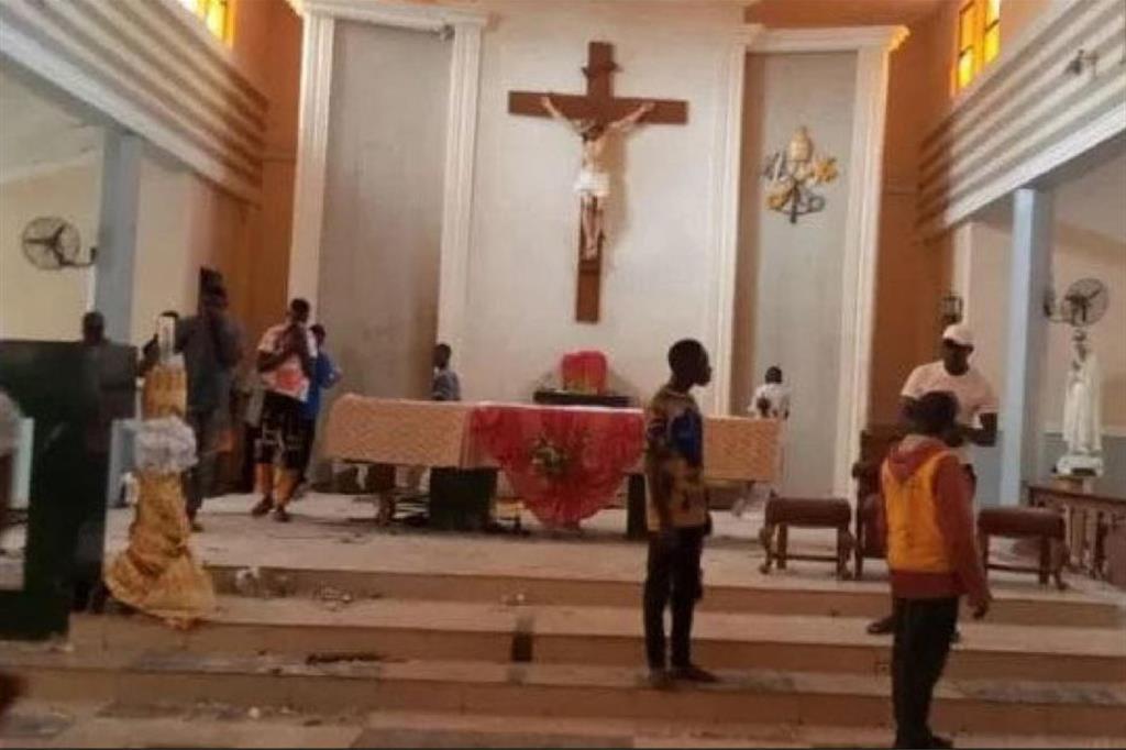 Nigeria. Strage in una chiesa cattolica almeno 50 morti. Il dolore del Papa