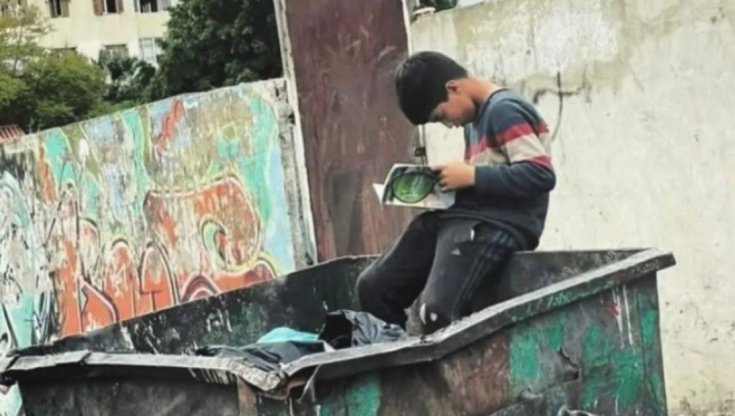 Libano, il piccolo Hussein legge tra la spazzatura