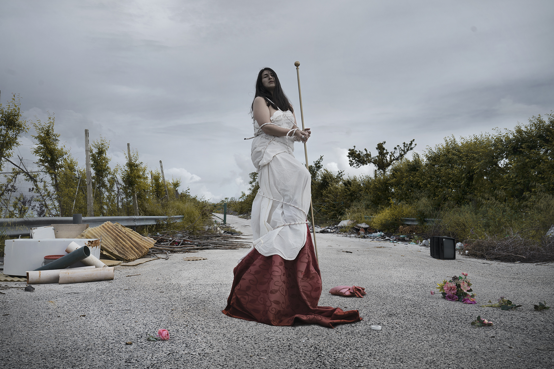 PH. Sara Terracciano. Dal Progetto MARTYRION. Giovanna al patibolo; zona di scarico adiacente all'area ex Pozzi, Sparanise