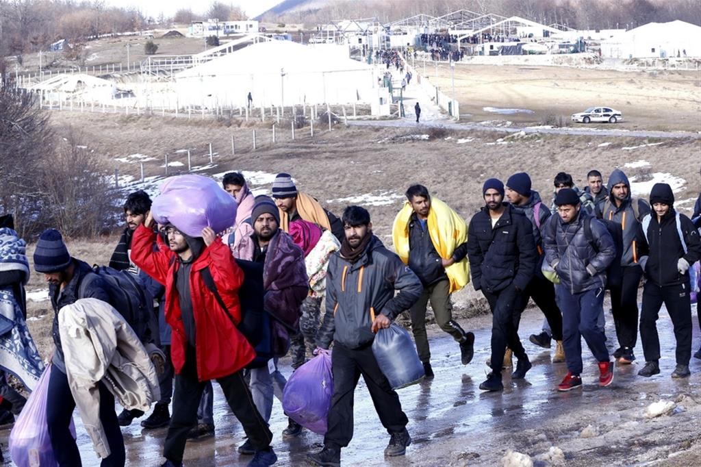 Migranti si spostano dal campo bruciato di Lipa, in Bosnia, il 29 dicembre 2020 - Ansa