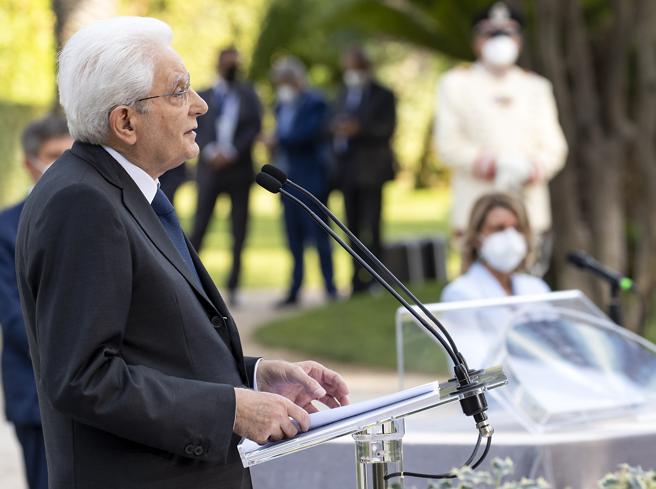 Mattarella alla cerimonia del Ventaglio: «È il virus che limita la libertà. Le riforme? Non si può fallire»