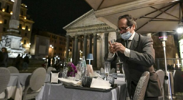 Le nuove direttive del Governo: in zona bianca via il limite di 4 persone a tavola all’aperto