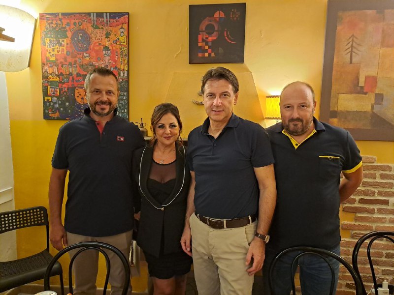 Conte in Molise accolto da una folla entusiasta