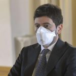 Mascherina: resta l’obbligo su bus e in altri luoghi