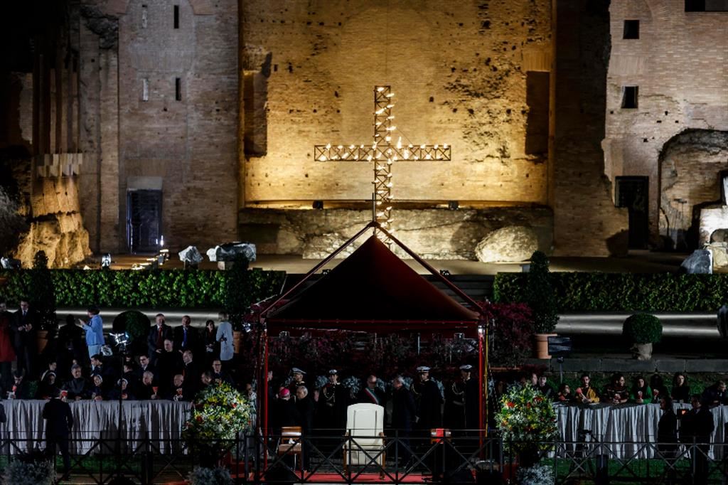 Il Papa non ha partecipato alla Via Crucis al Colosseo - Ansa