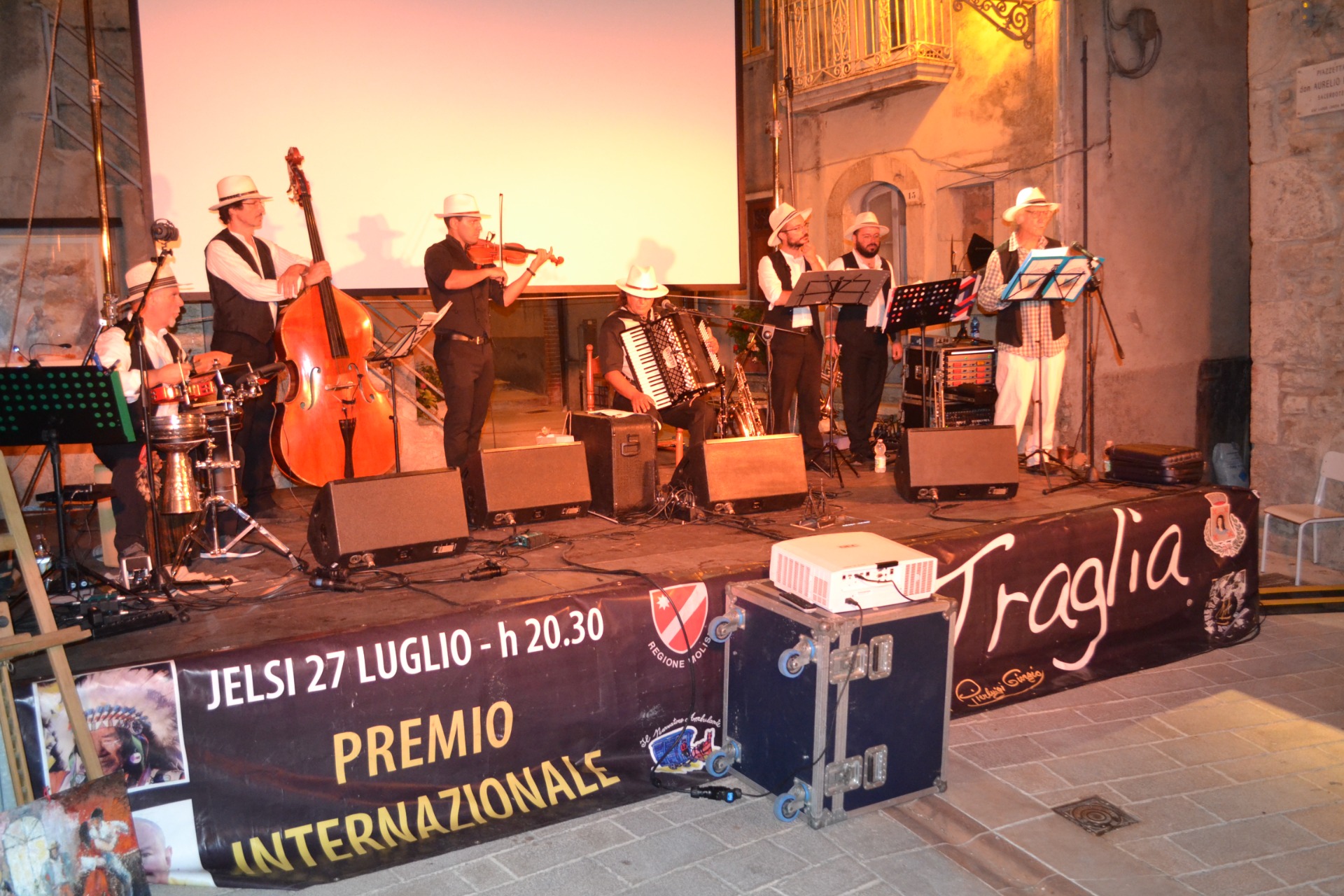 Sei musicisti e un poeta: l'Internazionale La Traglia
