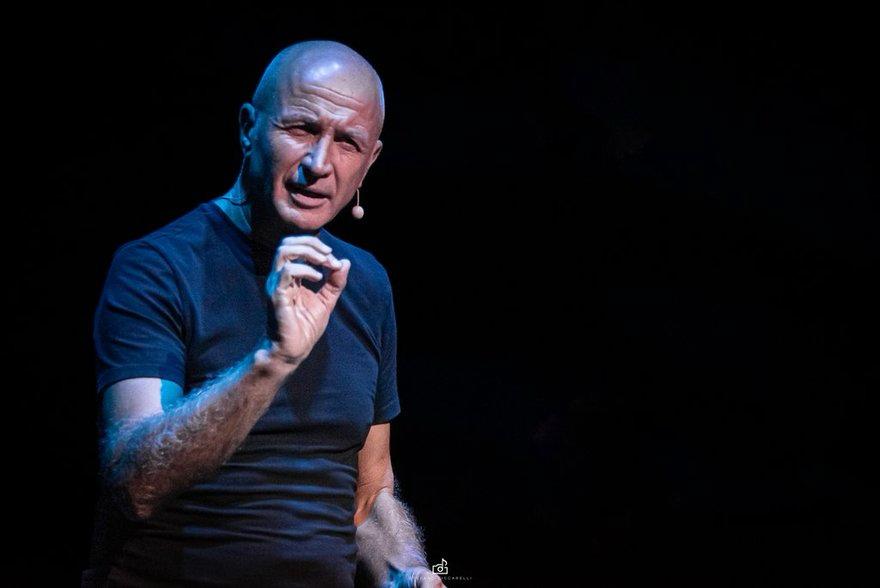 Domenico Iannacone al Teatro Savoia per “Che ci faccio io qui – in scena”