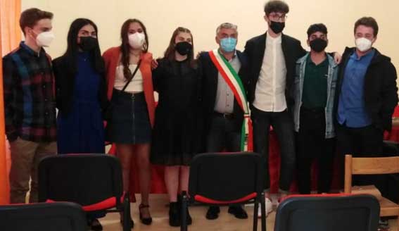 Macchiagodena celebra il 2 giugno donando la Costituzione ai diciottenni