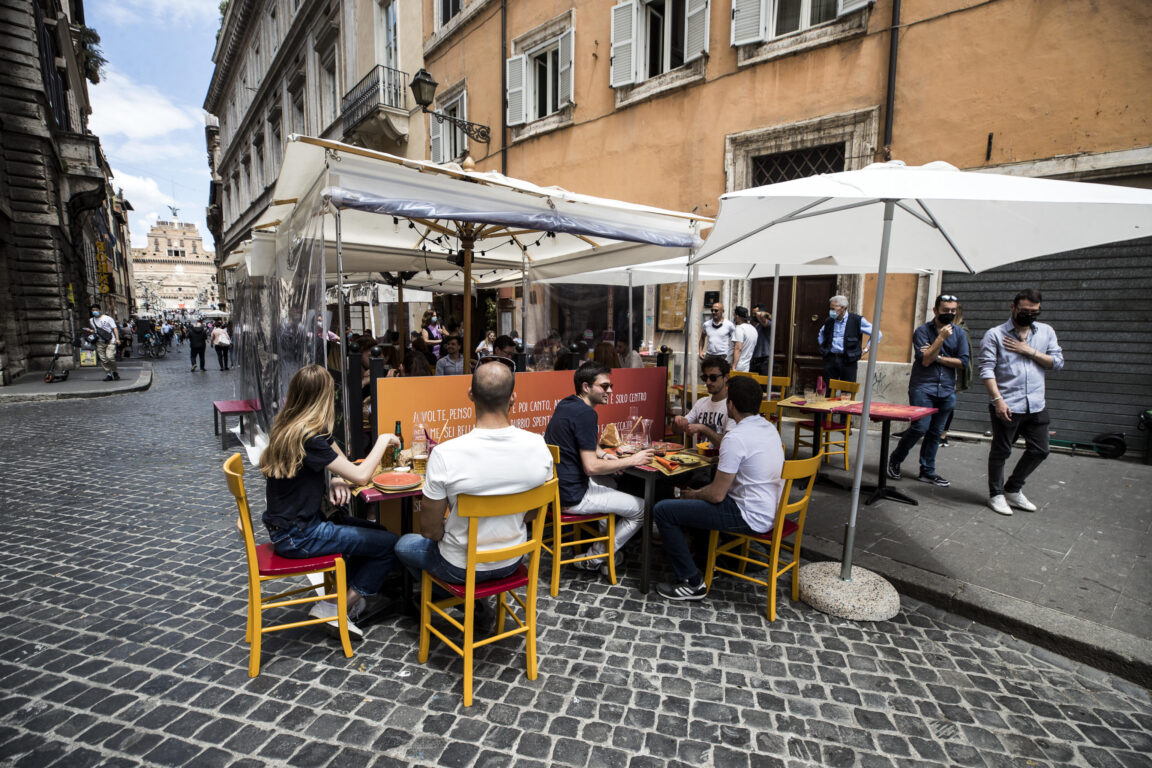 Riaperture, Anche in zona bianca resta il limite di 4 persone a tavola per bar e ristoranti