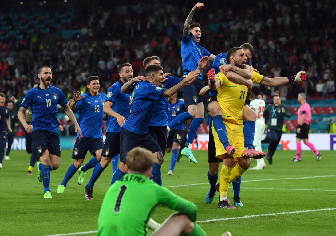EPA/LAURENCE GRIFFITHS | Gli Azzurri in festa dopo i calci di rigori vittoriosi contro l’Inghiterra