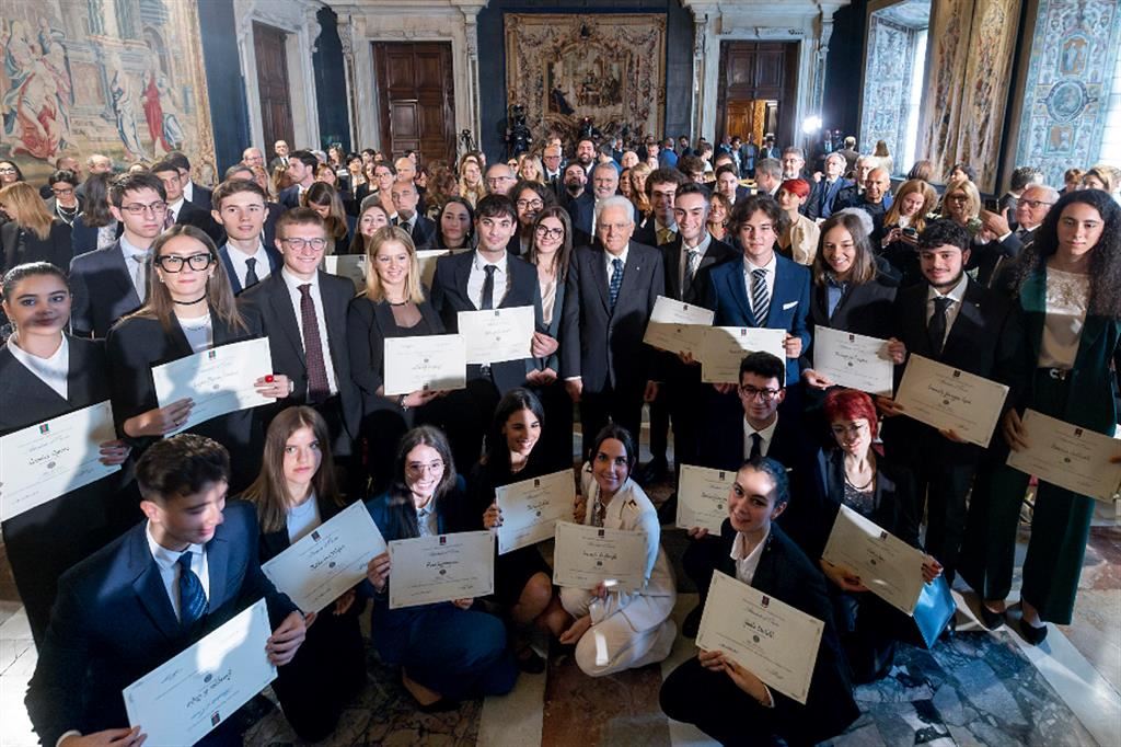 Mattarella: la storia ci chiama alla responsabilità, l'Ue sia influente