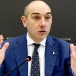 Signorsì, signore! E possibilmente bocca chiusa!