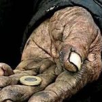 Una donna senza nome, povera, vedova, l’ultima maestra