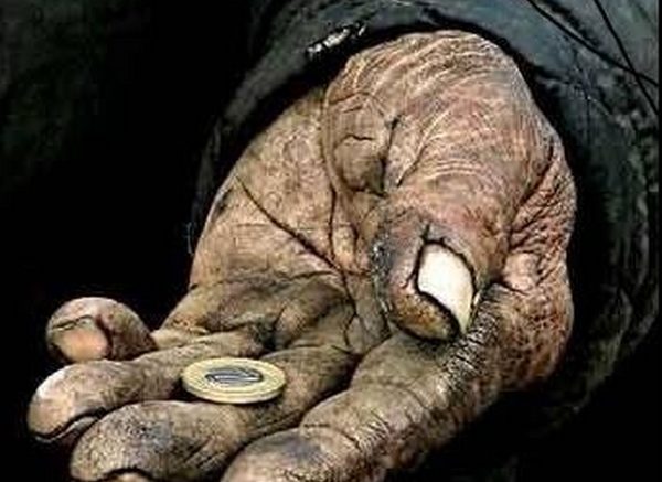 Una donna senza nome, povera, vedova, l'ultima maestra