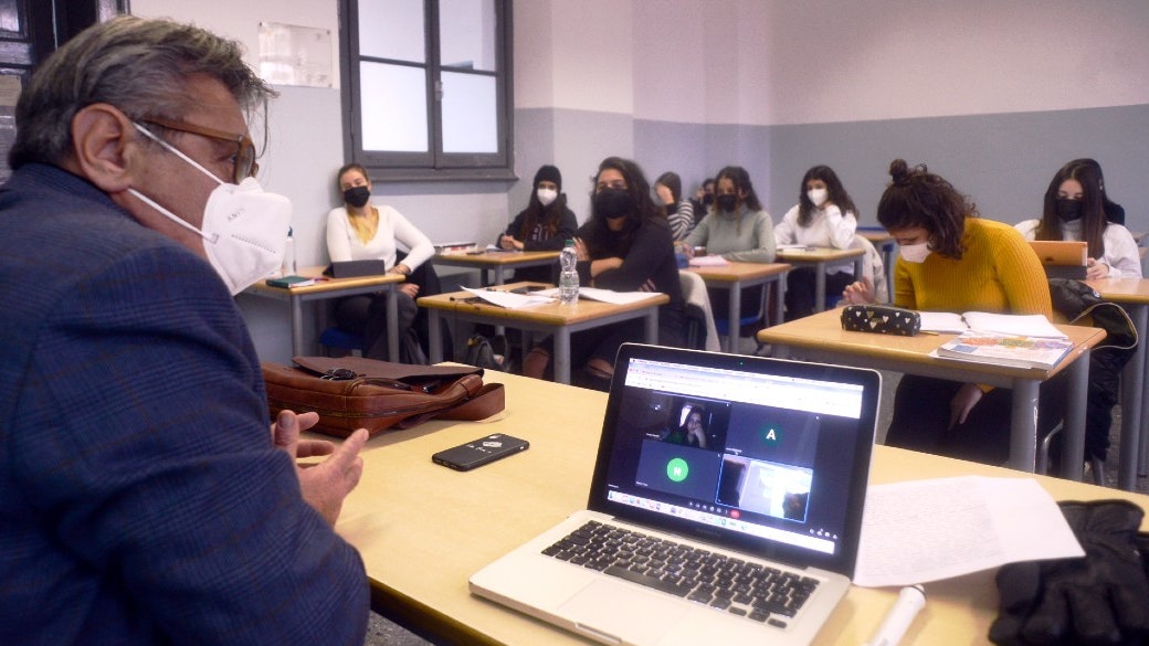 Scuola, nuove regole in arrivo? Costa: «Stop alla Dad per i vaccinati dalle medie in su»