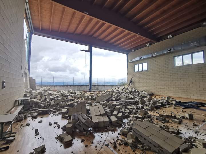 Casacalenda. Il vento abbatte praticamente la palestra della scuola