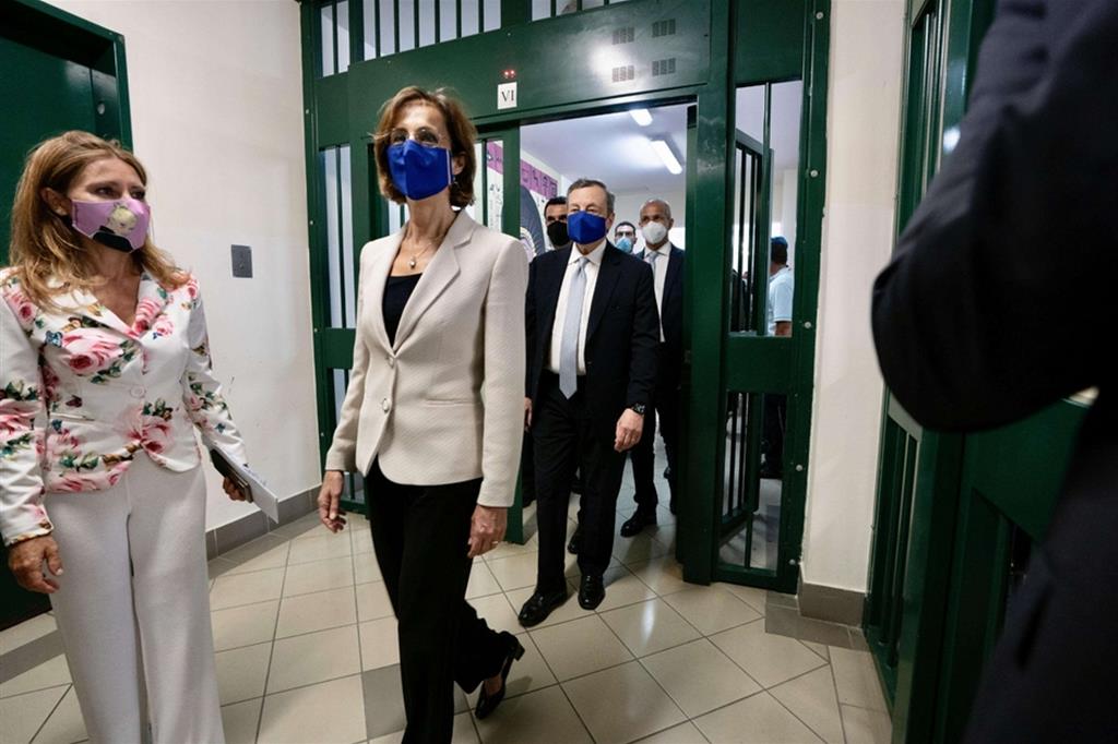 La guardasigilli Marta Cartabia e il Premier Draghi in visita al carcere di Santa Maria Capua Vetere - Foto Ansa