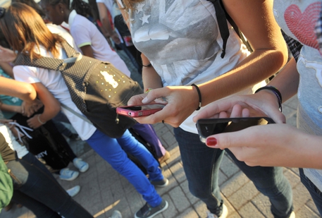 Scuola: 'Tre studenti su 4 sono contro il divieto dei cellulari in aula'
