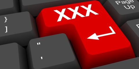 Allarme dalla Francia. Rapporto choc del Senato sulle violenze della pornografia online