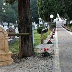 Venafro, protestano i cittadini: “Sono anni che aspettiamo la nuova scala al cimitero, l’hanno aggiustata con il nastro isolante”
