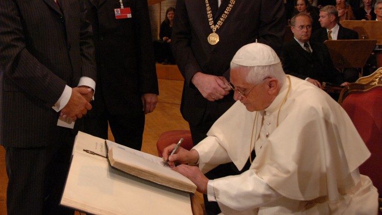 Fede e scienza nel libro-dialogo tra Papa Benedetto XVI e il matematico Odifreddi