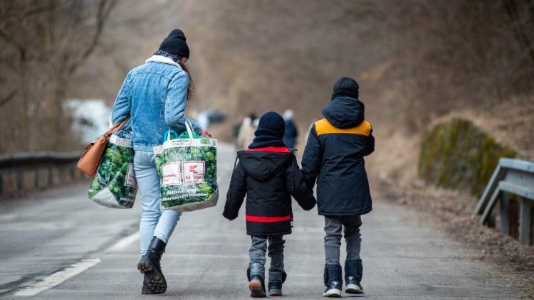 Una giovane mamma ucraina in fuga con i propri figli