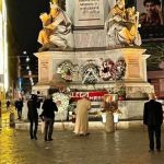 All’alba, il silenzioso omaggio a Maria