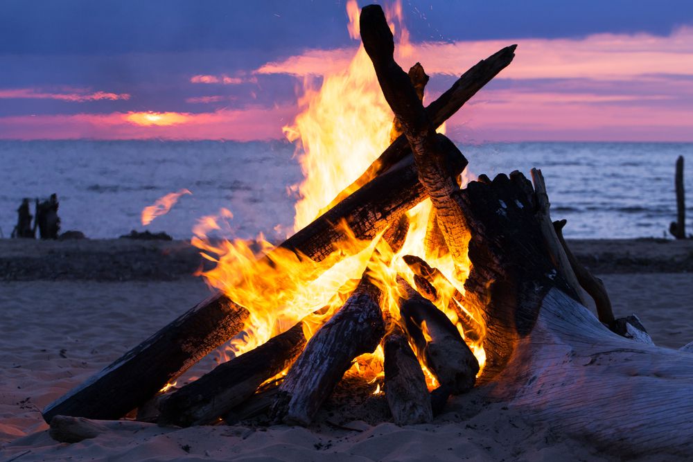 Il fuoco sulla riva