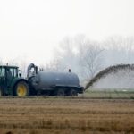La verità scomoda dei fanghi velenosi: la “terra dei fuochi” che non fa rumore