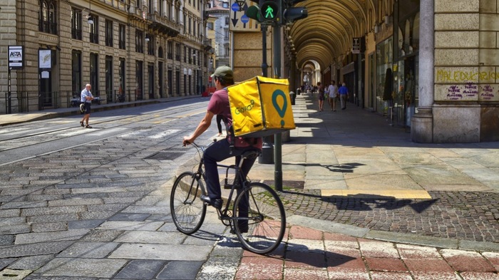 Firmato il primo contratto dei rider: diventano lavoratori subordinati a 9 euro l’ora