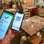 Il governo prepara la svolta: via colori e Dad. Verso il green pass esteso