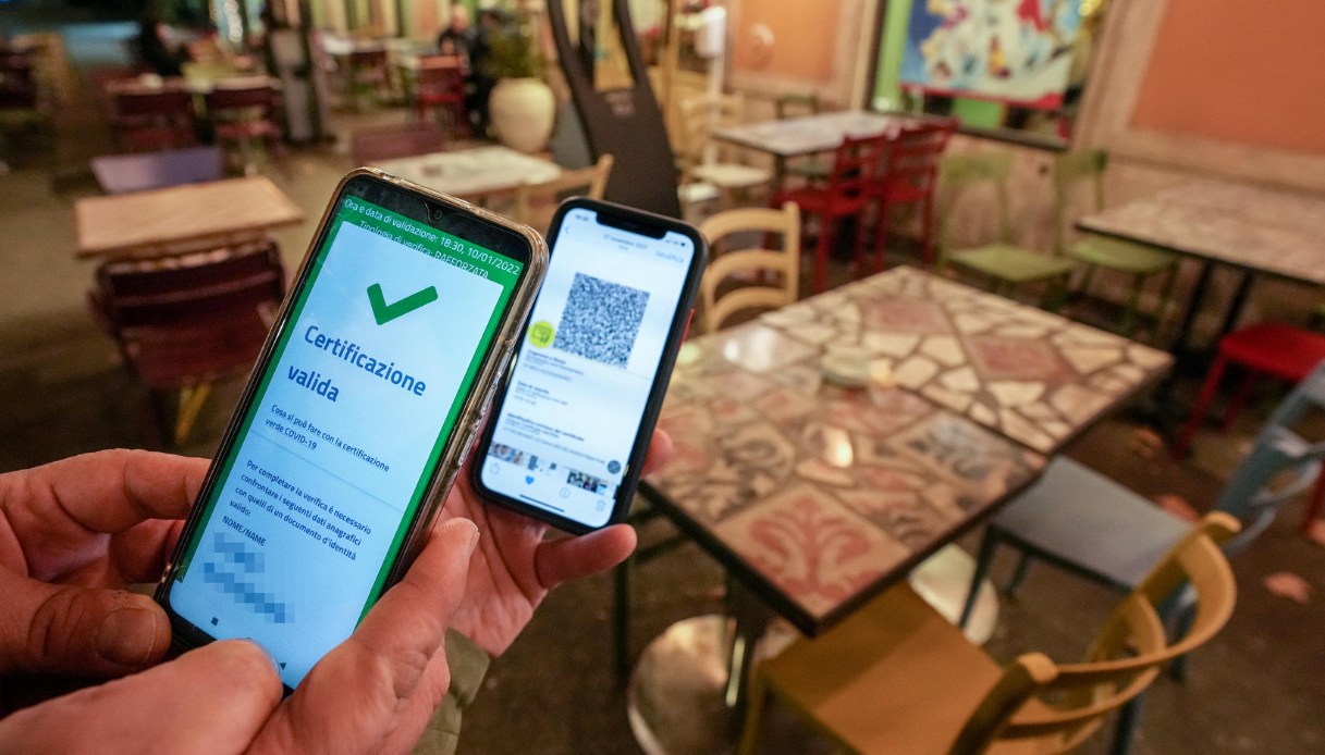 Il governo prepara la svolta: via colori e Dad. Verso il green pass esteso