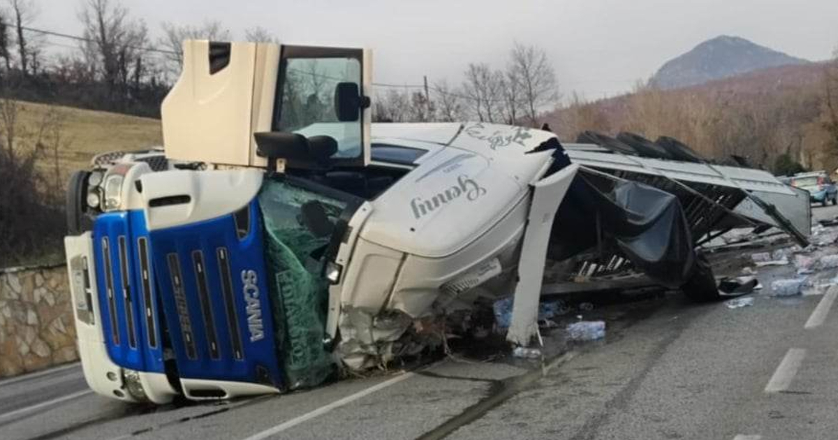 Tir ribaltato. Dopo un mese il carico (inquinante) è ancora lì. L'Anas: