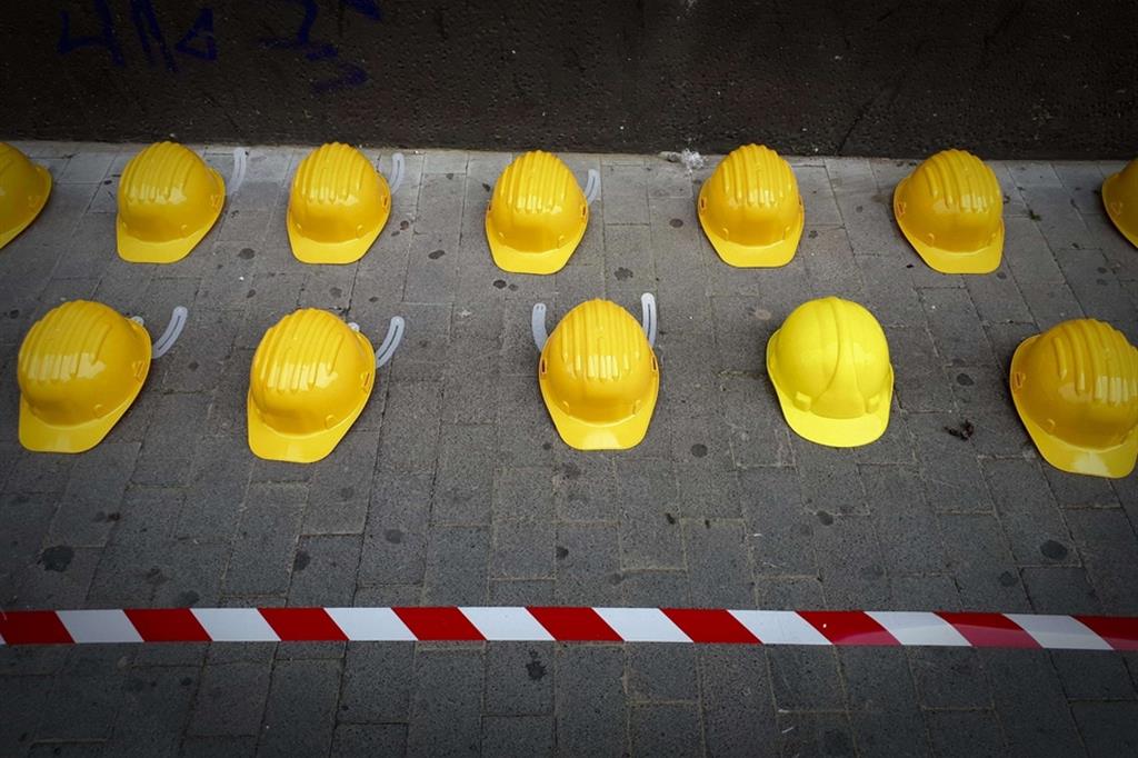 Sei morti sul lavoro in due giorni. «Condizioni folli nei cantieri»