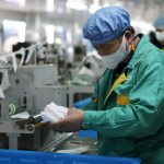 Mascherine a lavoro e sui trasporti dopo il primo maggio: il governo verso la linea della prudenza