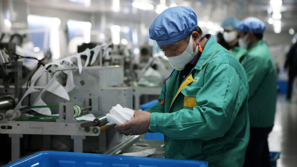 Mascherine a lavoro e sui trasporti dopo il primo maggio: il governo verso la linea della prudenza