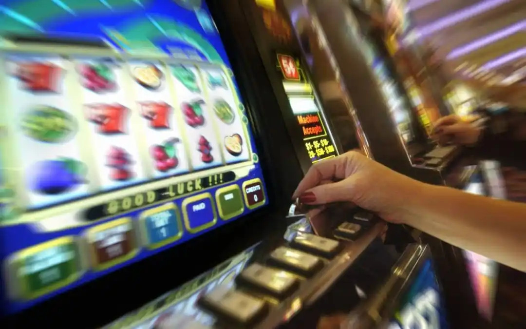 Azzardo, picco di scommesse online. A rischio la salute delle famiglie