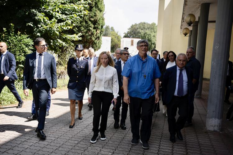 Meloni a Caivano: «Lo Stato è qui. Ora legalità, servizi e scuola»