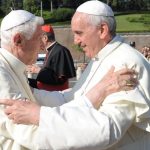 Papa Francesco: “Preghiamo per Benedetto XVI” e va a trovarlo