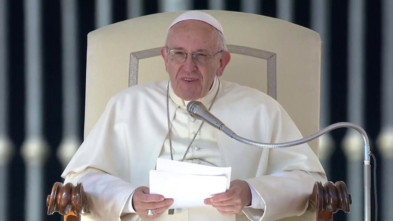 Il Papa: siamo la società della stanchezza, di stregonerie e fake news