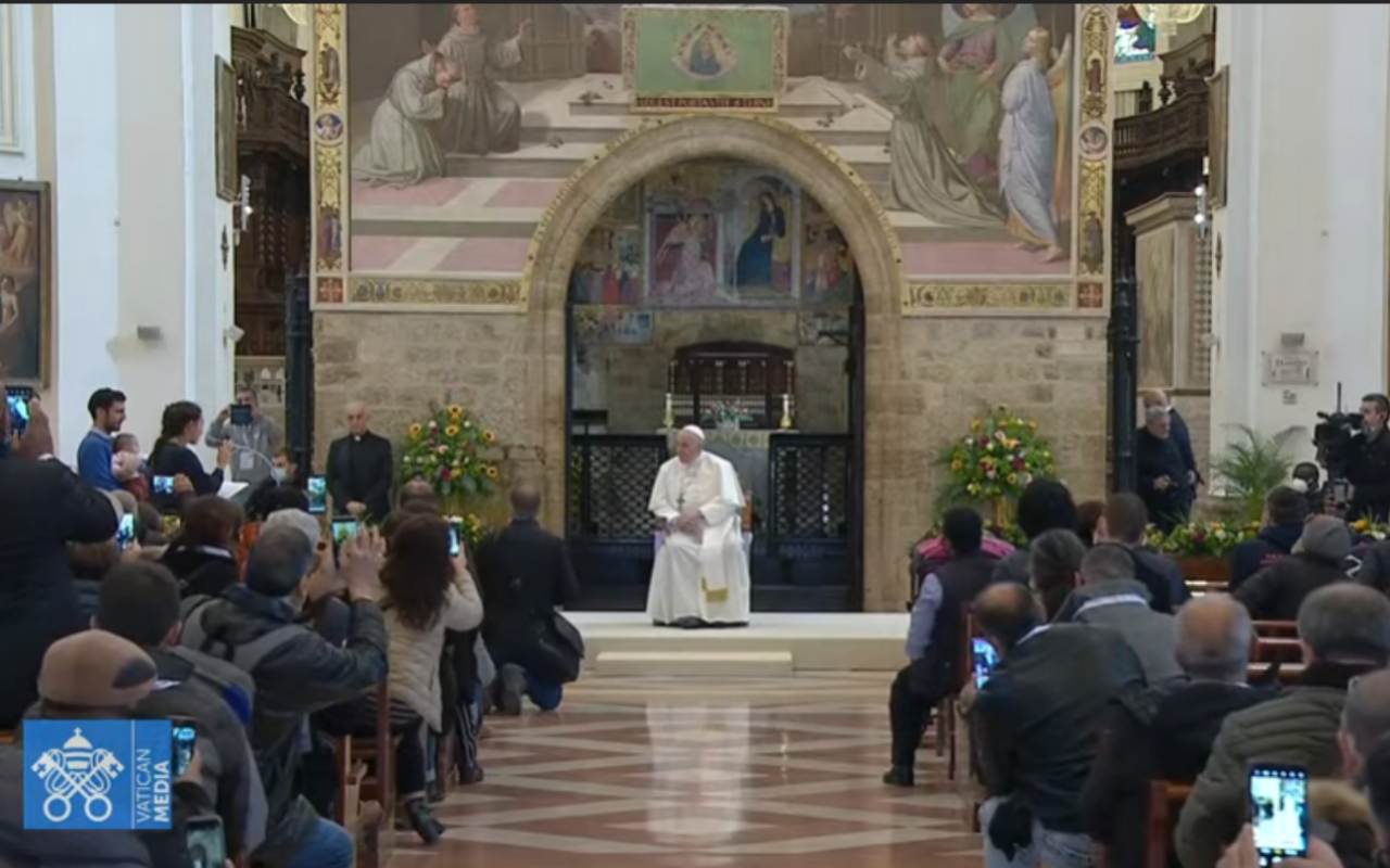 Papa Francesco ad Assisi, l'incontro con 500 poveri