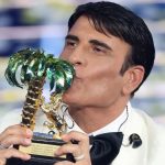 Se l’Ariston continua a premiare il “restare”, è perché quel verbo tocca una corda che la modernità non è riuscita a spezzare