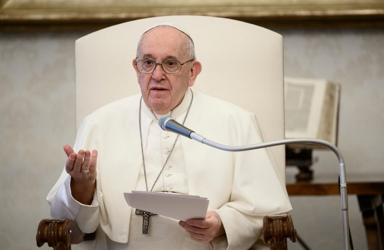 Il Papa: la Chiesa torni all'essenziale, Dio predilige le periferie