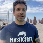 Ambiente: Al bando gli ombrelloni hawaiani in rafia sintetica dalle spiagge italiane. L’appello di Plastic Free Onlus
