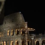 Via Crucis al Colosseo. Le meditazioni scritte dal Papa (per la prima volta) rese note venerdì