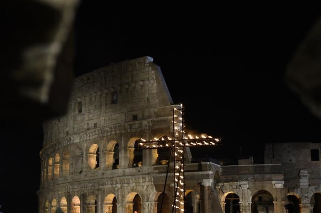 Via Crucis al Colosseo. Le meditazioni scritte dal Papa (per la prima volta) rese note venerdì