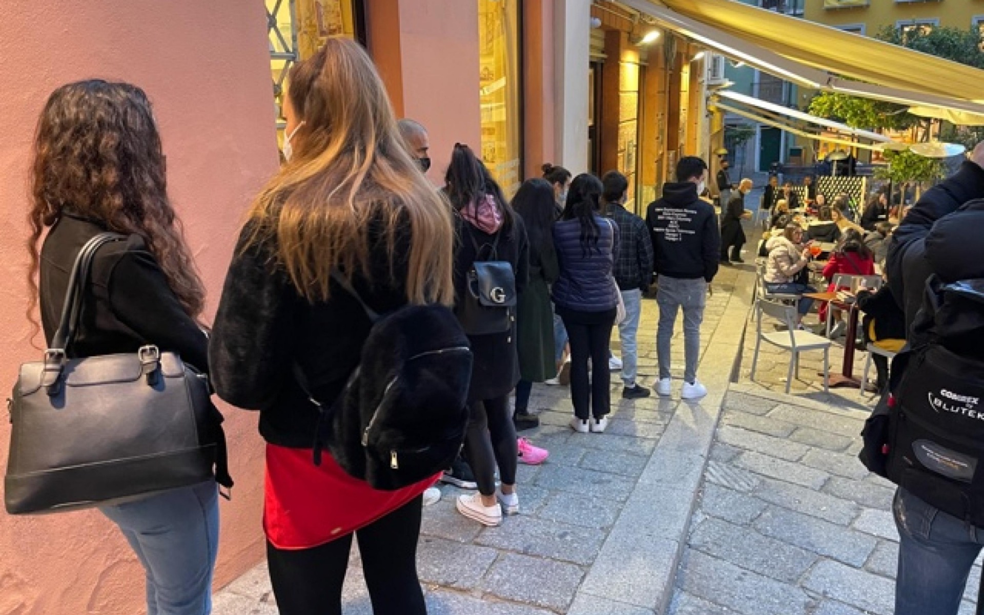 Estate tutta in zona bianca, come cambiano i colori delle Regioni e cosa consente il Green pass