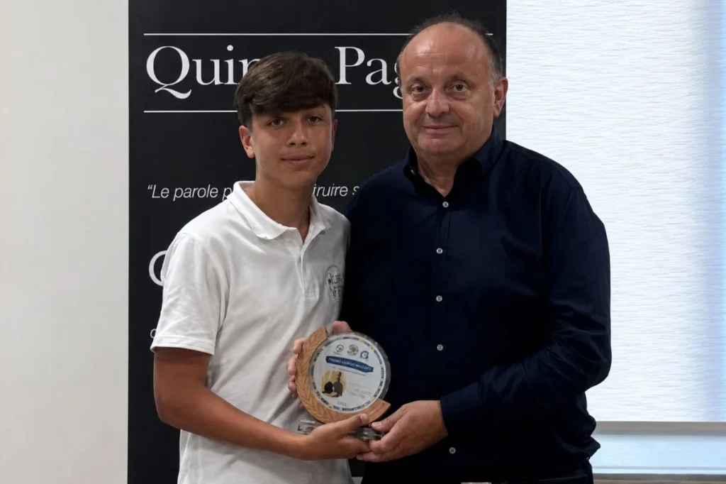 Luca Marino, dell'Associazione "don Milani", consegna il premio ad Andrea Capobianco
